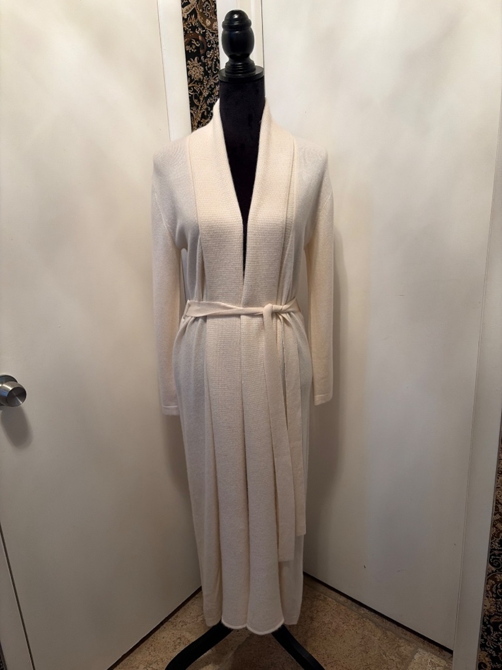 100% Cashmere Neiman Marcus Cream Belted Knit Robe - Picture 3 of 14
